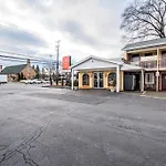Red Carpet Inn & Suites Albany Airport