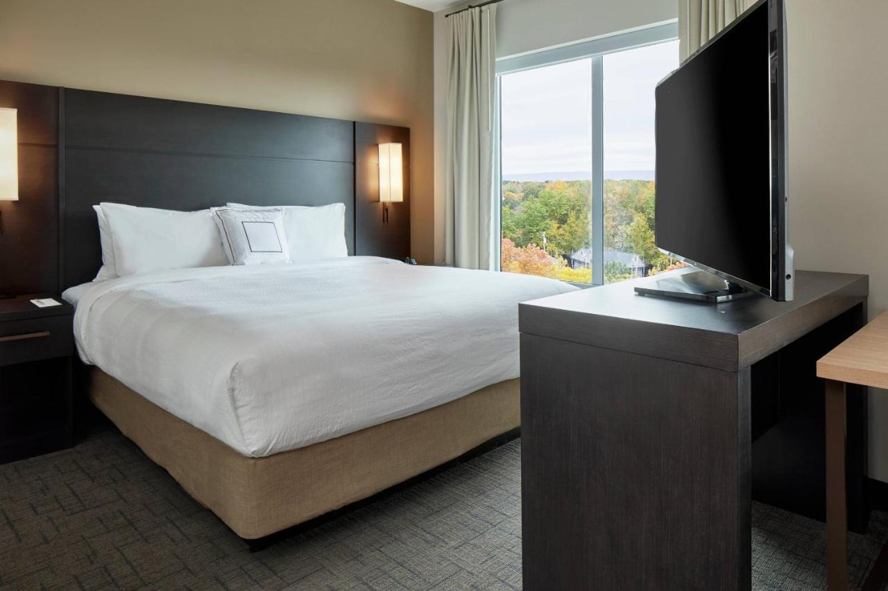 By Marriott Airport