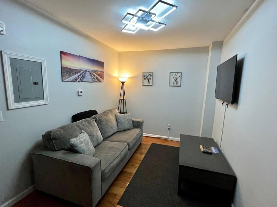Downtown 1 Bed + Workstation @ Maiden Lane Apartment