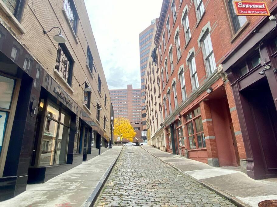 Downtown 1 Bed + Workstation @ Maiden Lane Apartment