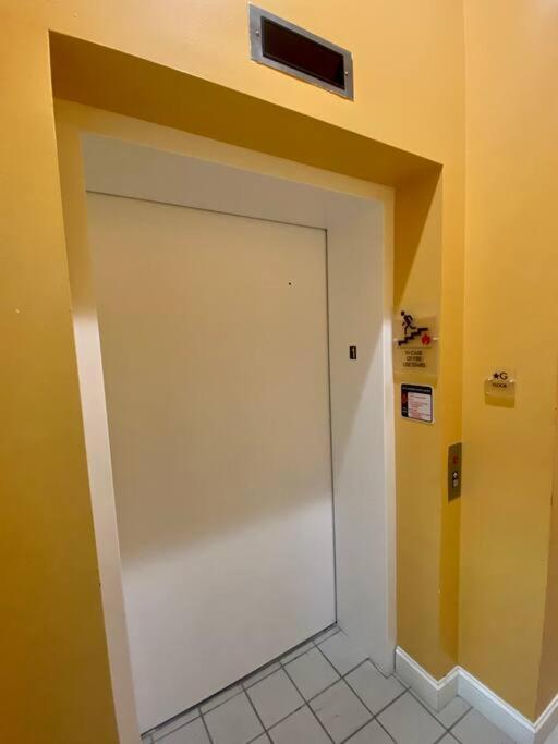 Apartment Downtown 1 Bed + Workstation @ Maiden Lane