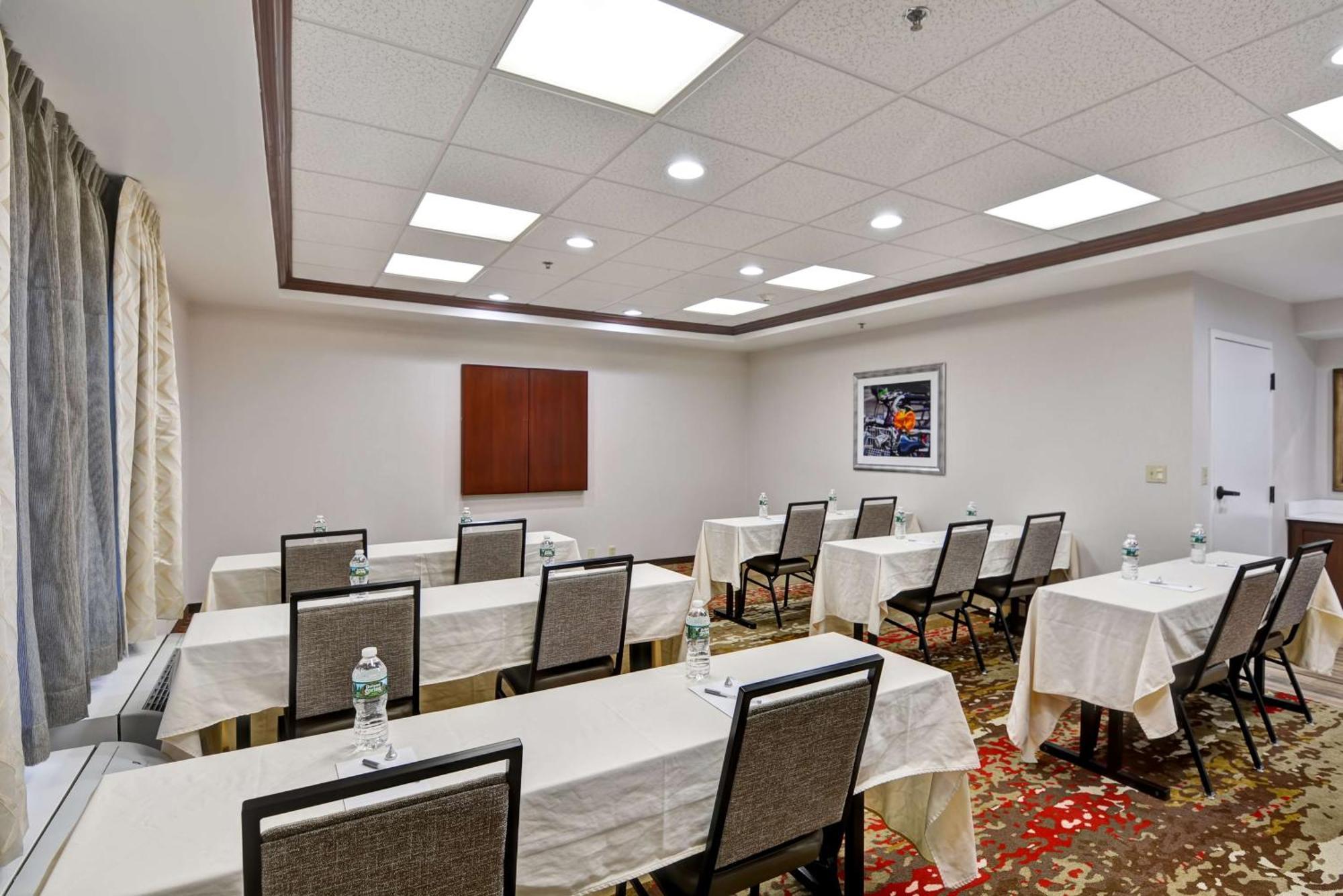 Hampton Albany-wolf Road Hotel 3*