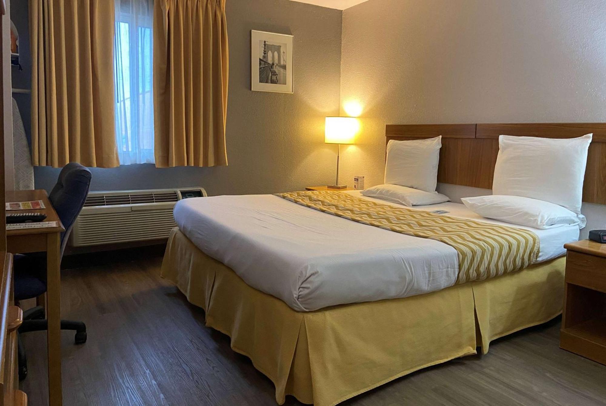 Travelodge & By Wyndham Hotel *