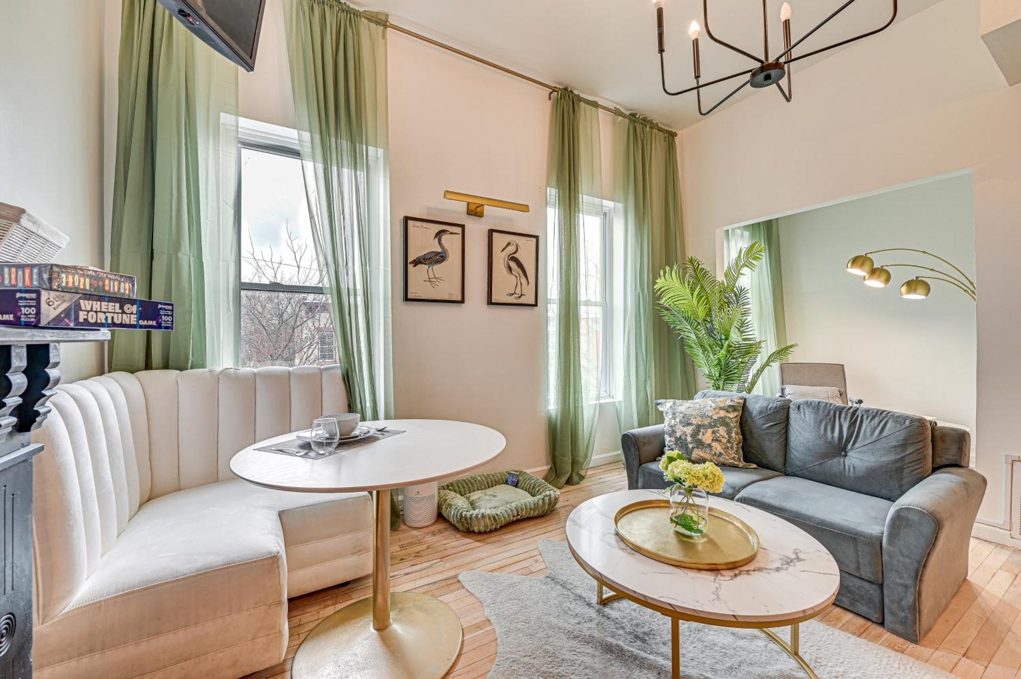 Downtown Vacation - Chic And Walkable! * Albany