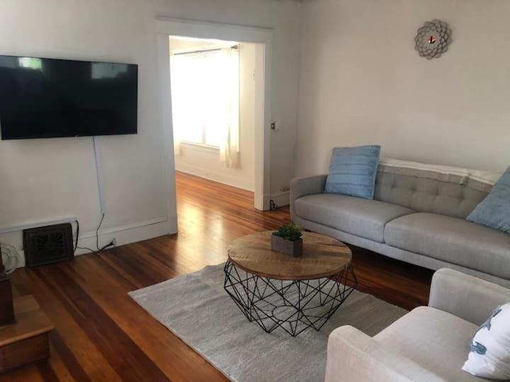 Lovely Renovated 2 Bedroom With Free Parking *