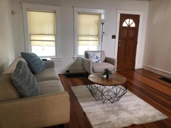 Lovely Renovated 2 Bedroom With Free Parking