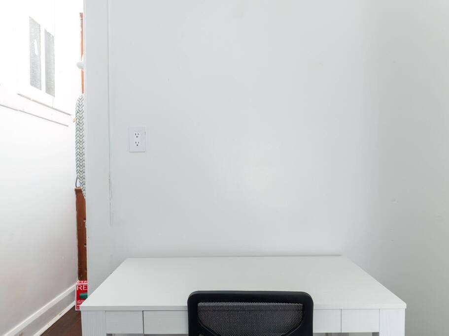 Apartment Cozy Remote Workplace *