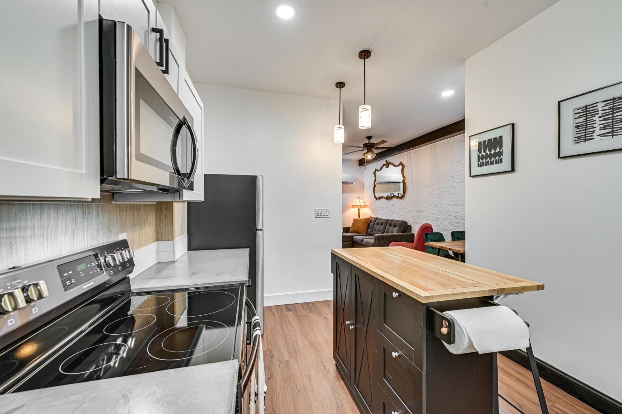 Apartment With Deck In Albany, Walk To Downtown!
