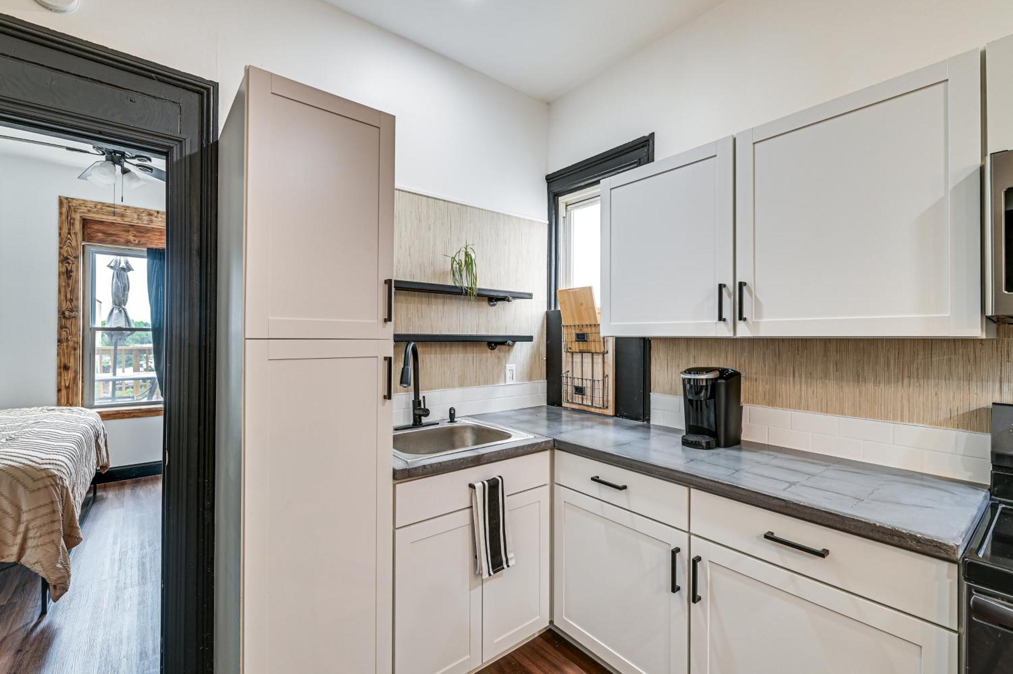 With Deck In Albany, Walk To Downtown! Apartment Albany