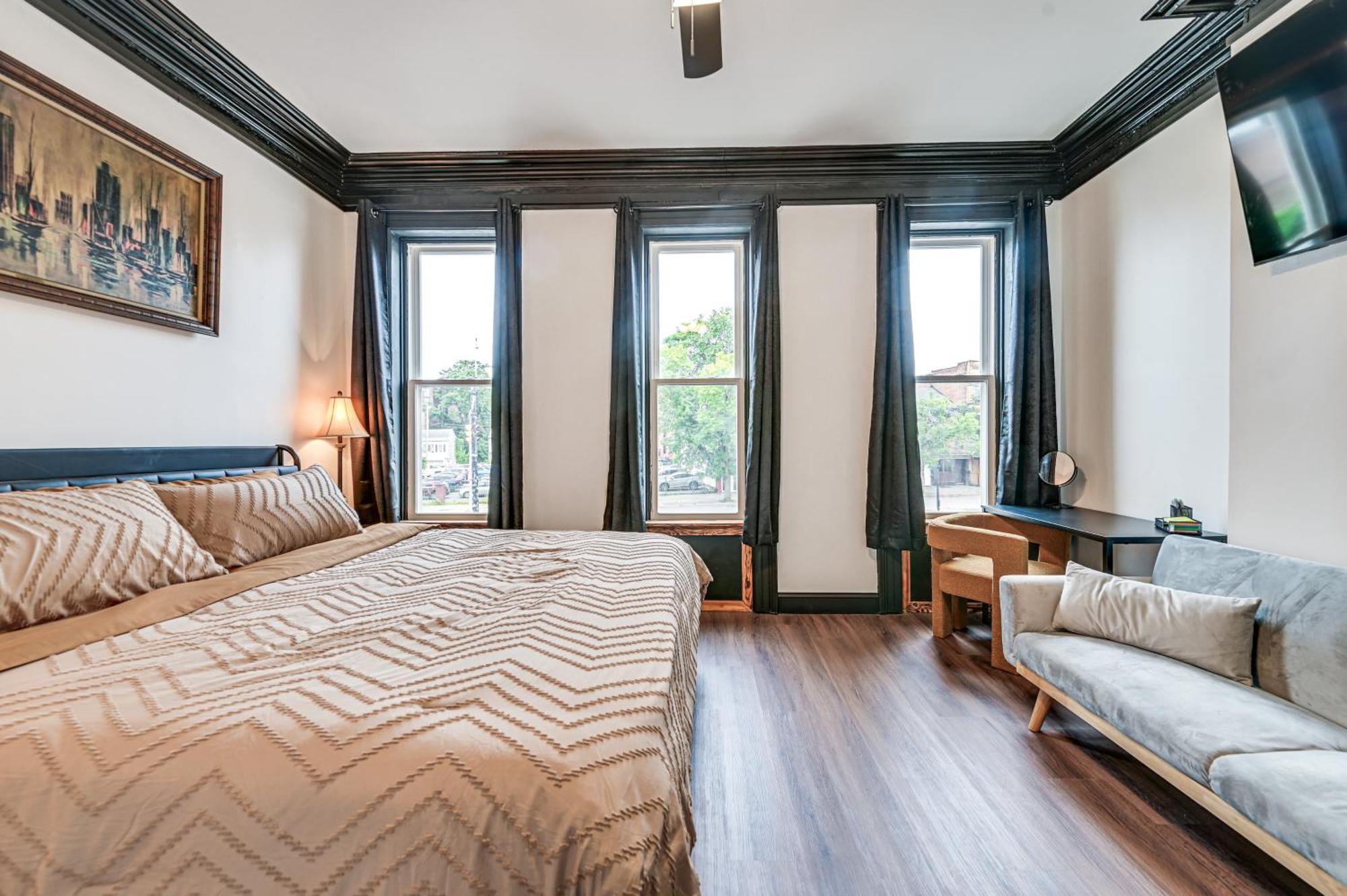 With Deck In Albany, Walk To Downtown! Apartment *
