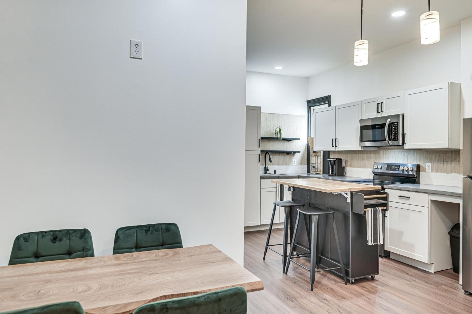 Apartment With Deck In Albany, Walk To Downtown! *