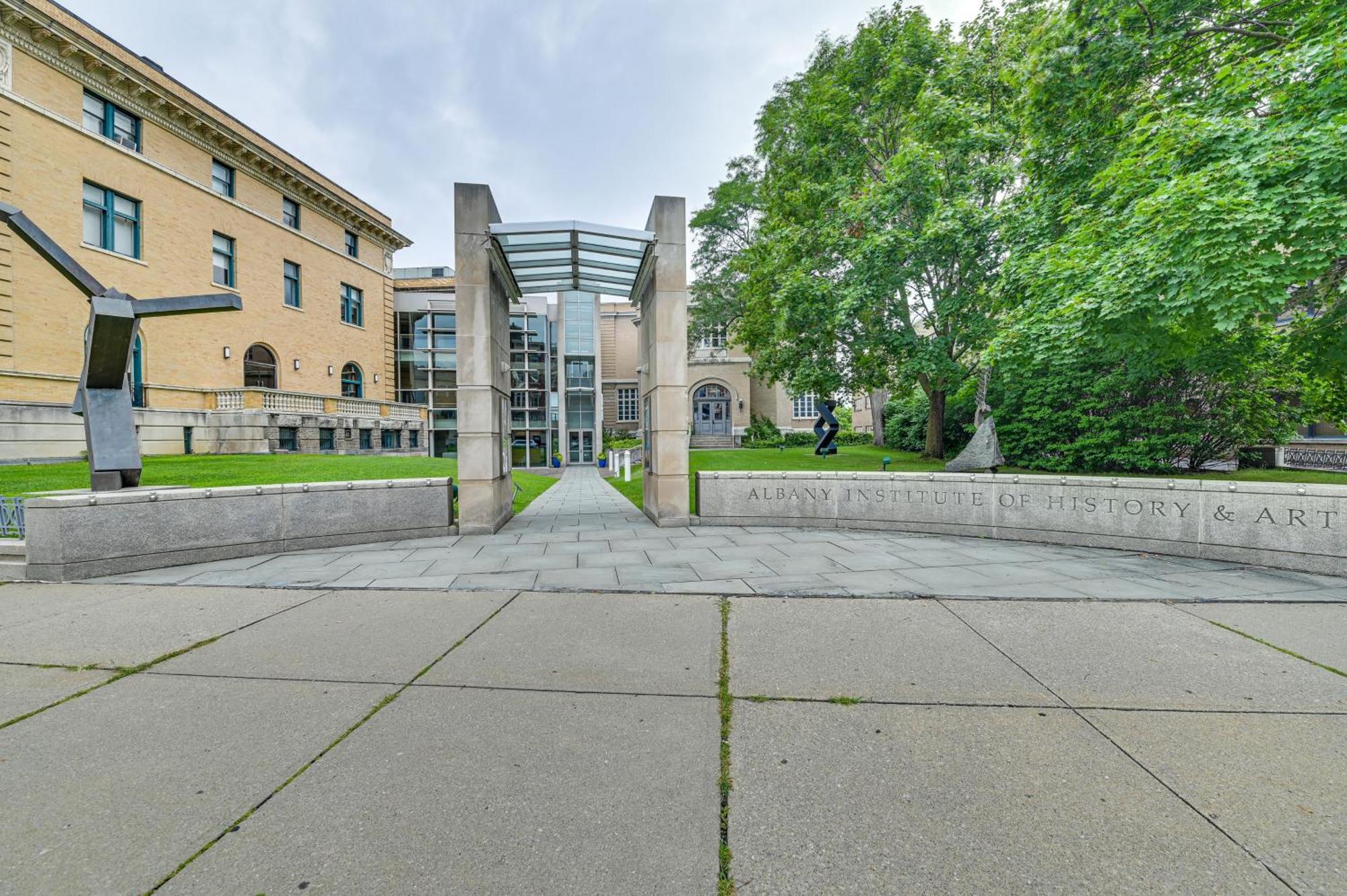 With Deck In Albany, Walk To Downtown! * Albany