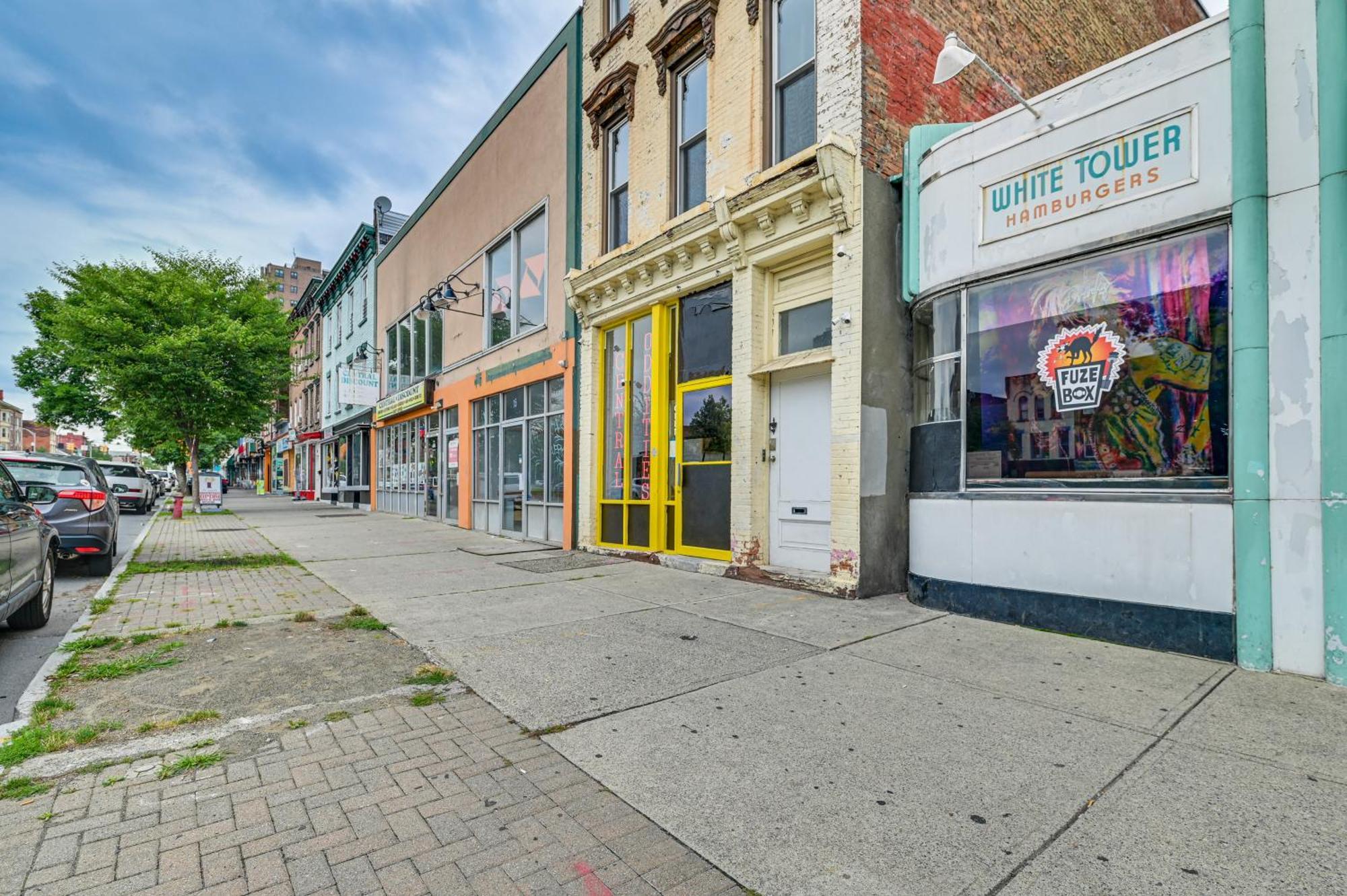Apartment With Deck In Albany, Walk To Downtown!