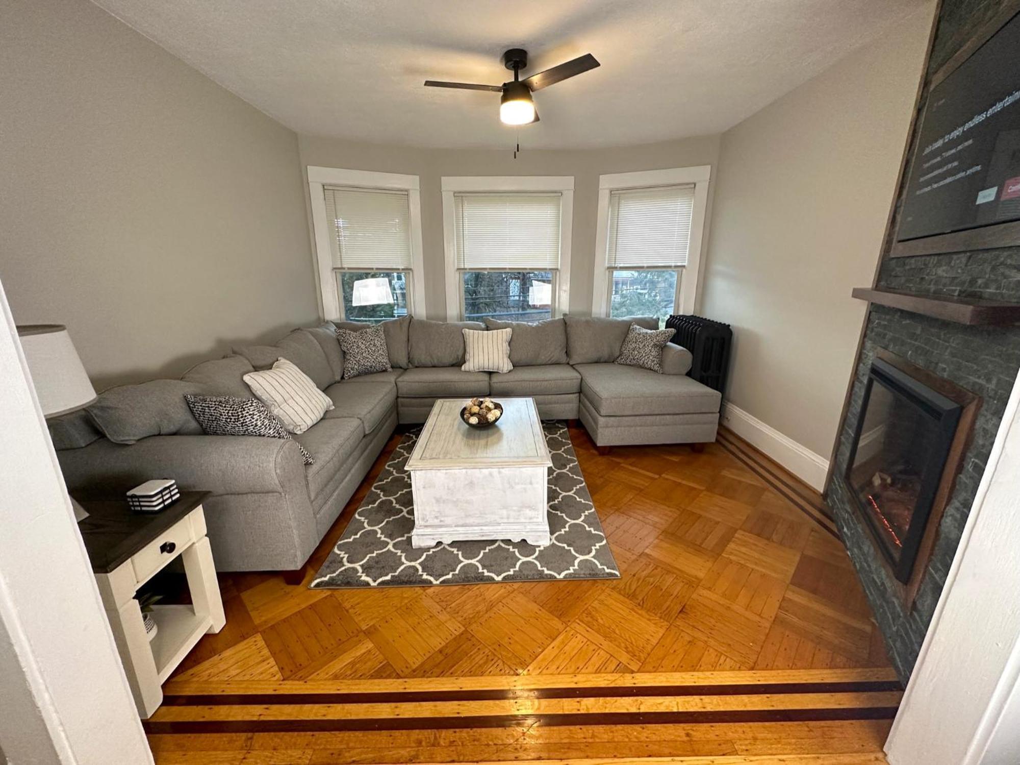 The Allen House - 3 Bedroom - 2 Full Bath - Private Gorgeous - Sleeps 8 Apartment