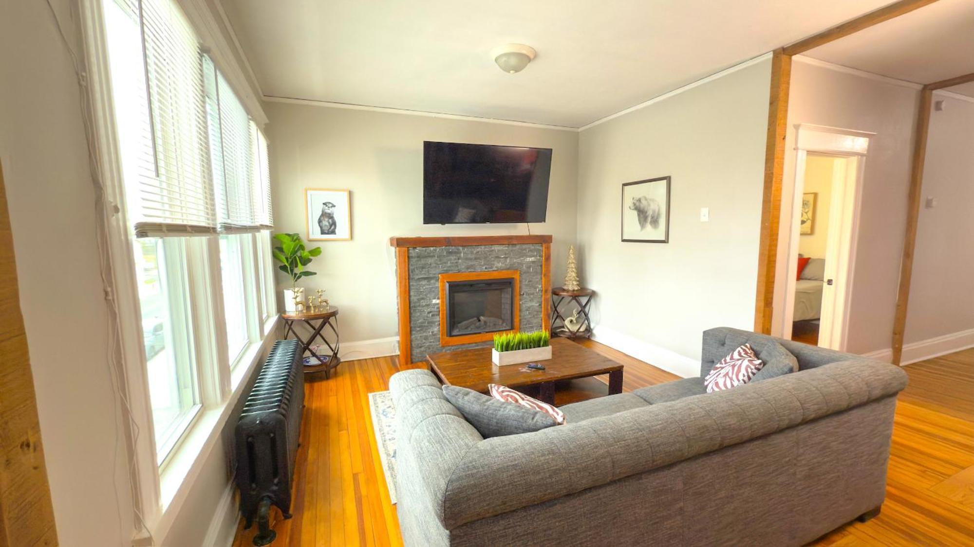 The Rustic Ny - 3 Bedroom Private Second Floor Apartment Albany