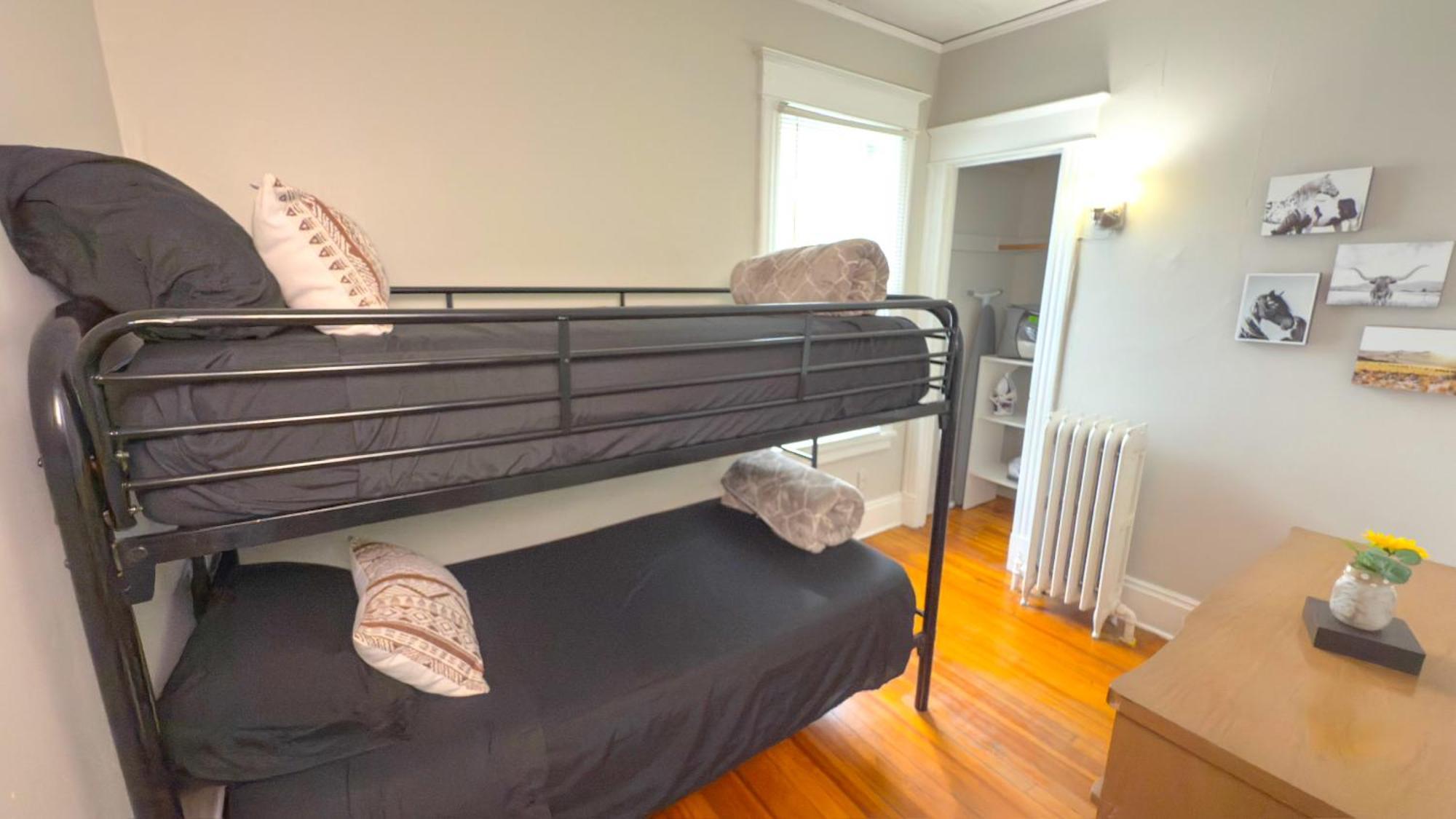 The Rustic Ny - 3 Bedroom Private Second Floor Apartment