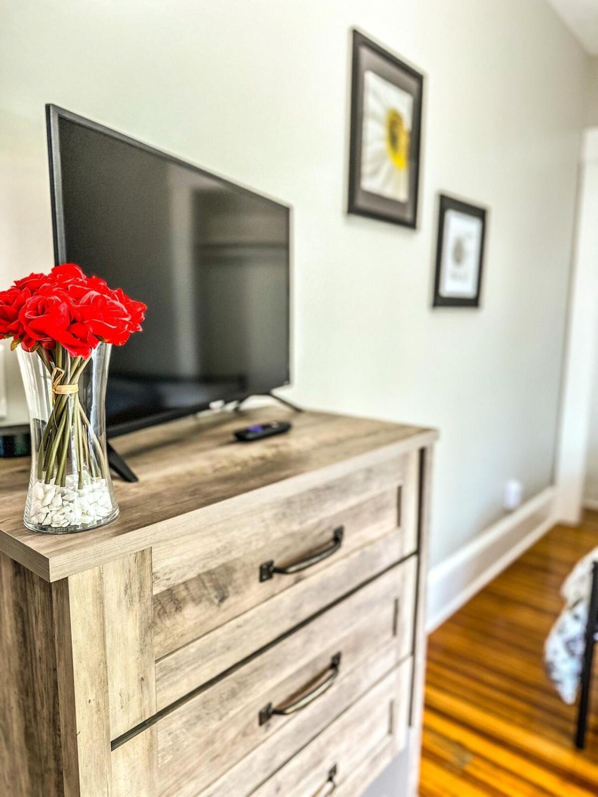 The Red House Ny 4 Bedroom Private Apartment *