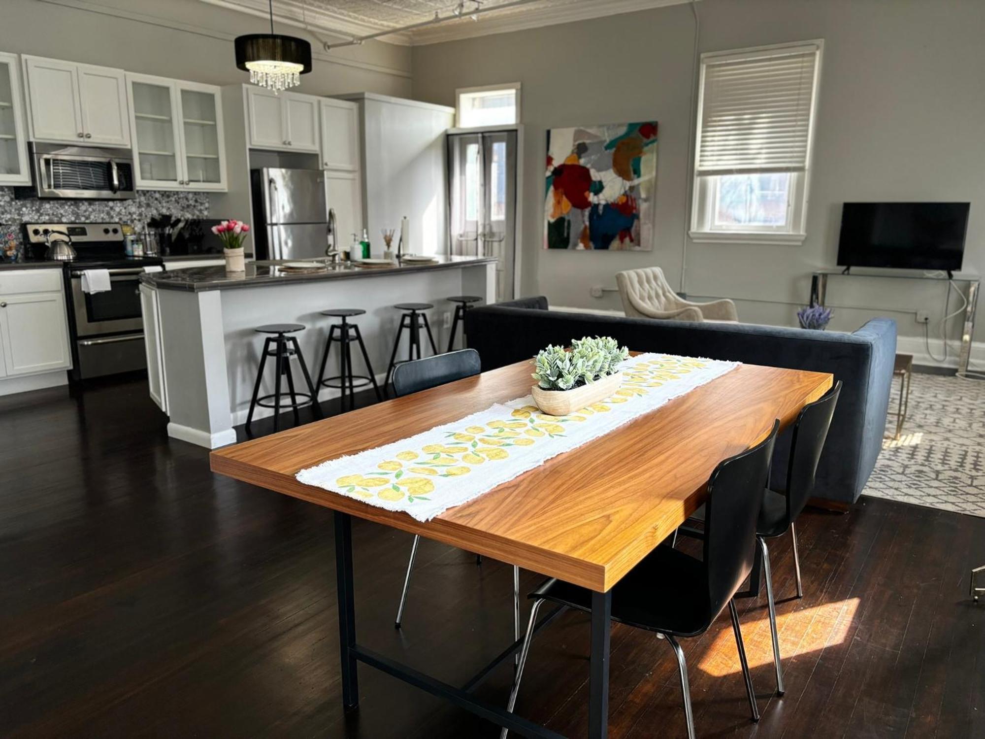 Bright Large 1 Bdr Loft In Center Sq -free Parking Apartment