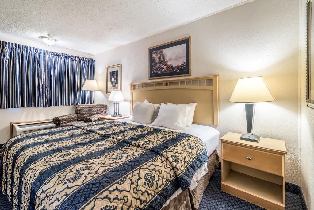 Red Carpet Inn & Suites Albany Airport 2*