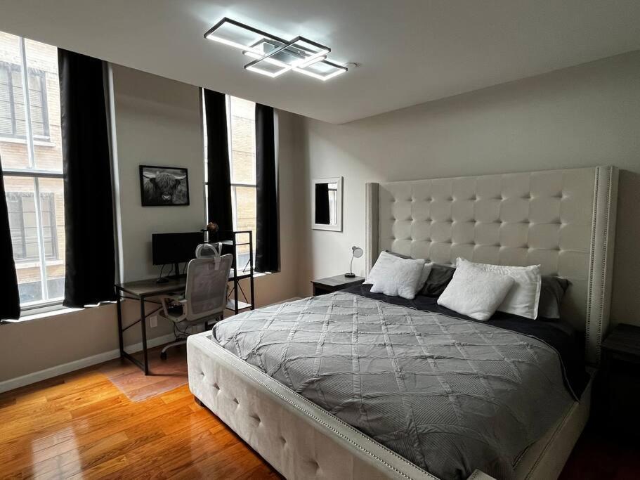 Downtown 2 Bedroom + Workstation @ The Apartment