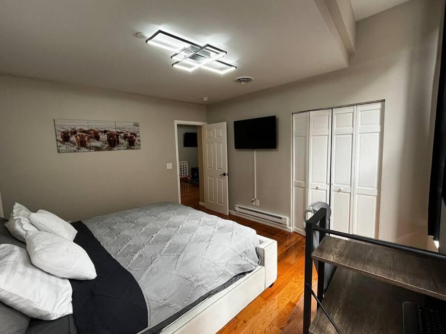 Downtown 2 Bedroom + Workstation @ The Apartment *