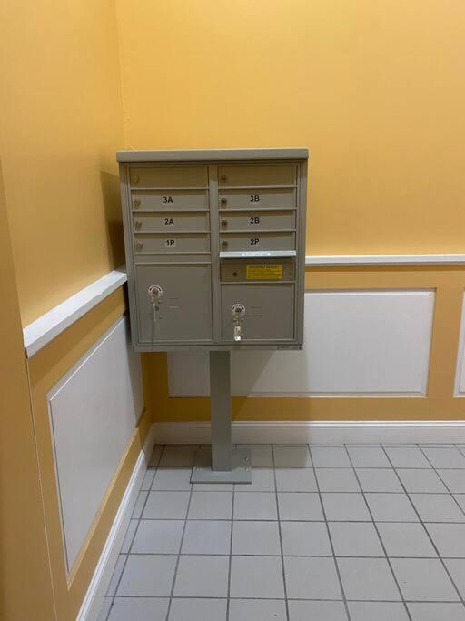Downtown 2 Bedroom + Workstation @ The Apartment