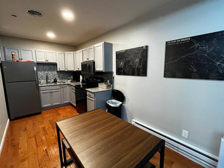 Downtown 2 Bedroom + Workstation @ The Apartment