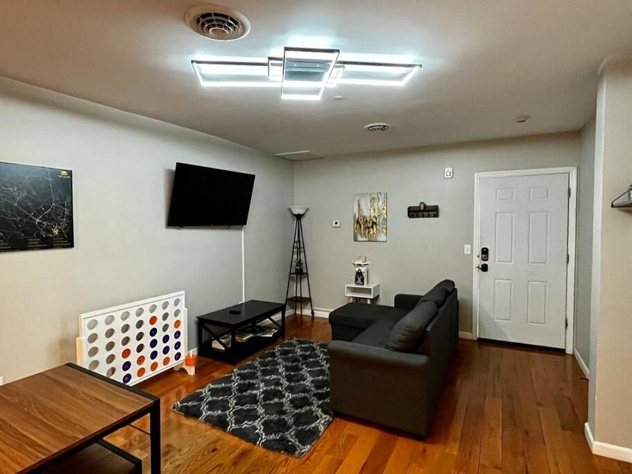 Apartment Downtown 2 Bedroom + Workstation @ The