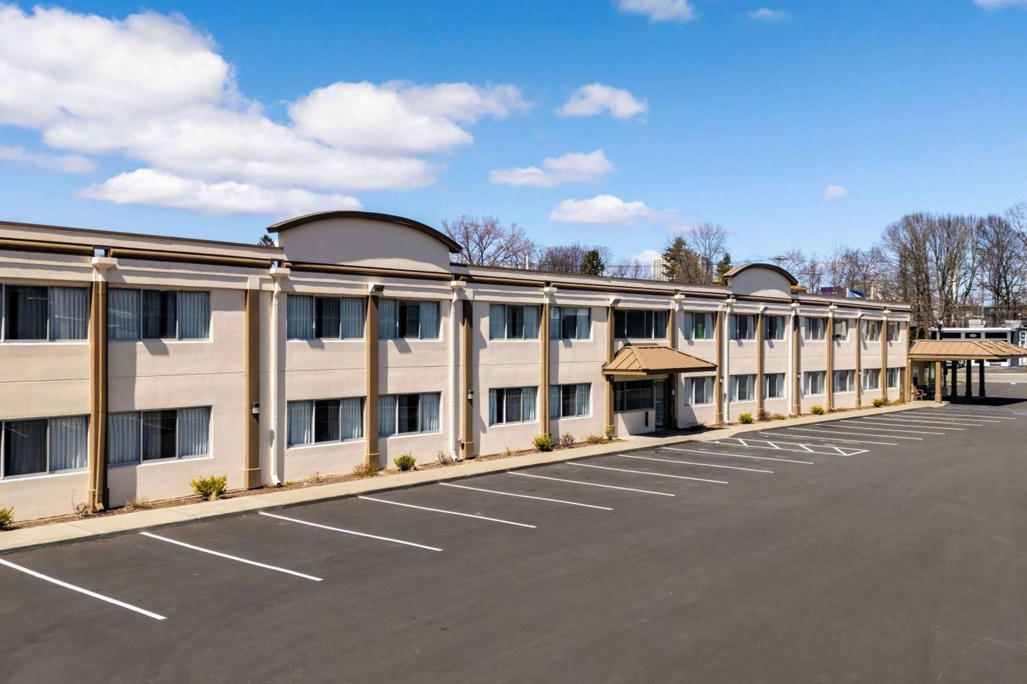 Motel Days By Wyndham Suny