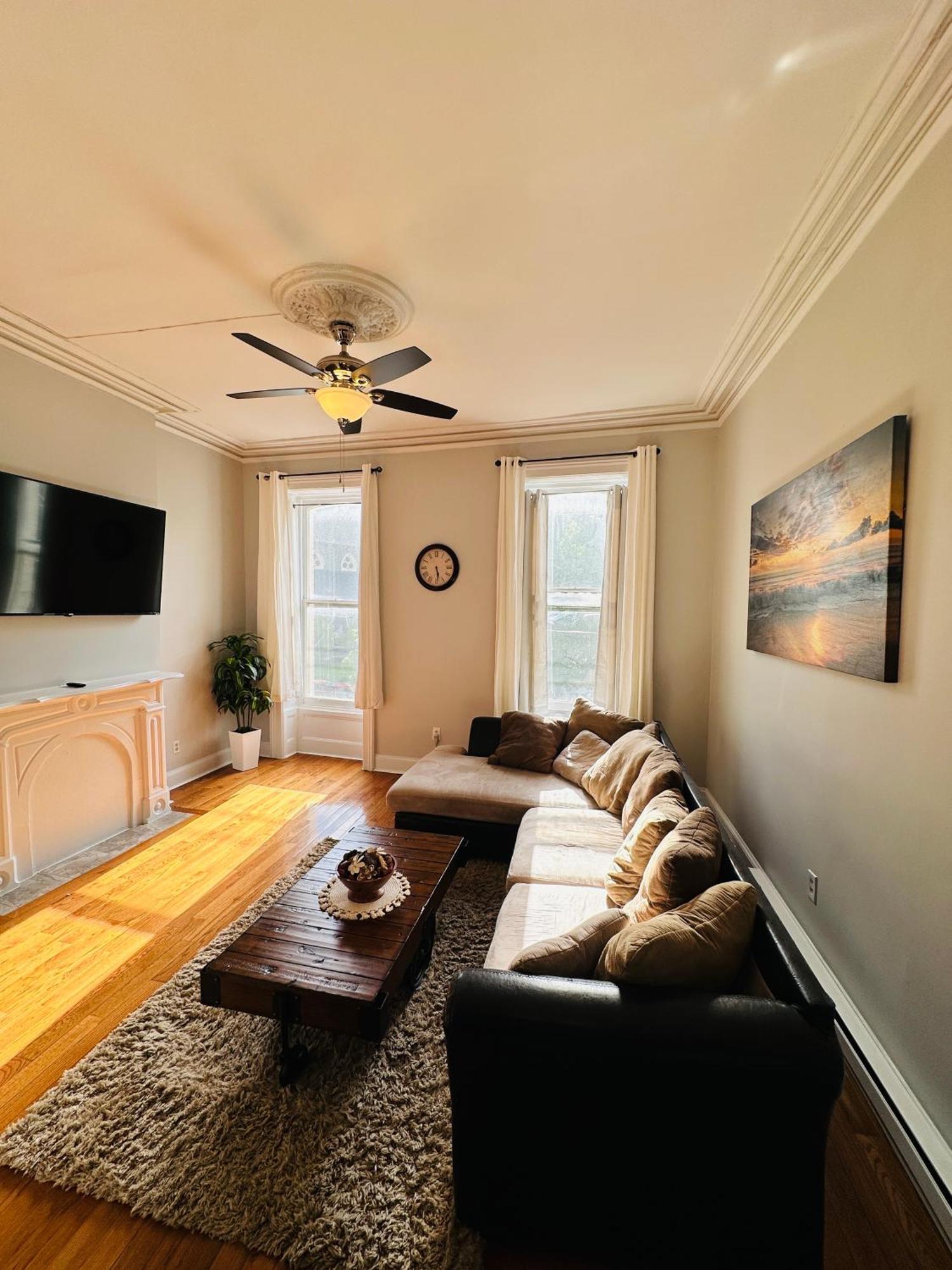 Charming, Stylish 2nd Floor Downtown * Albany