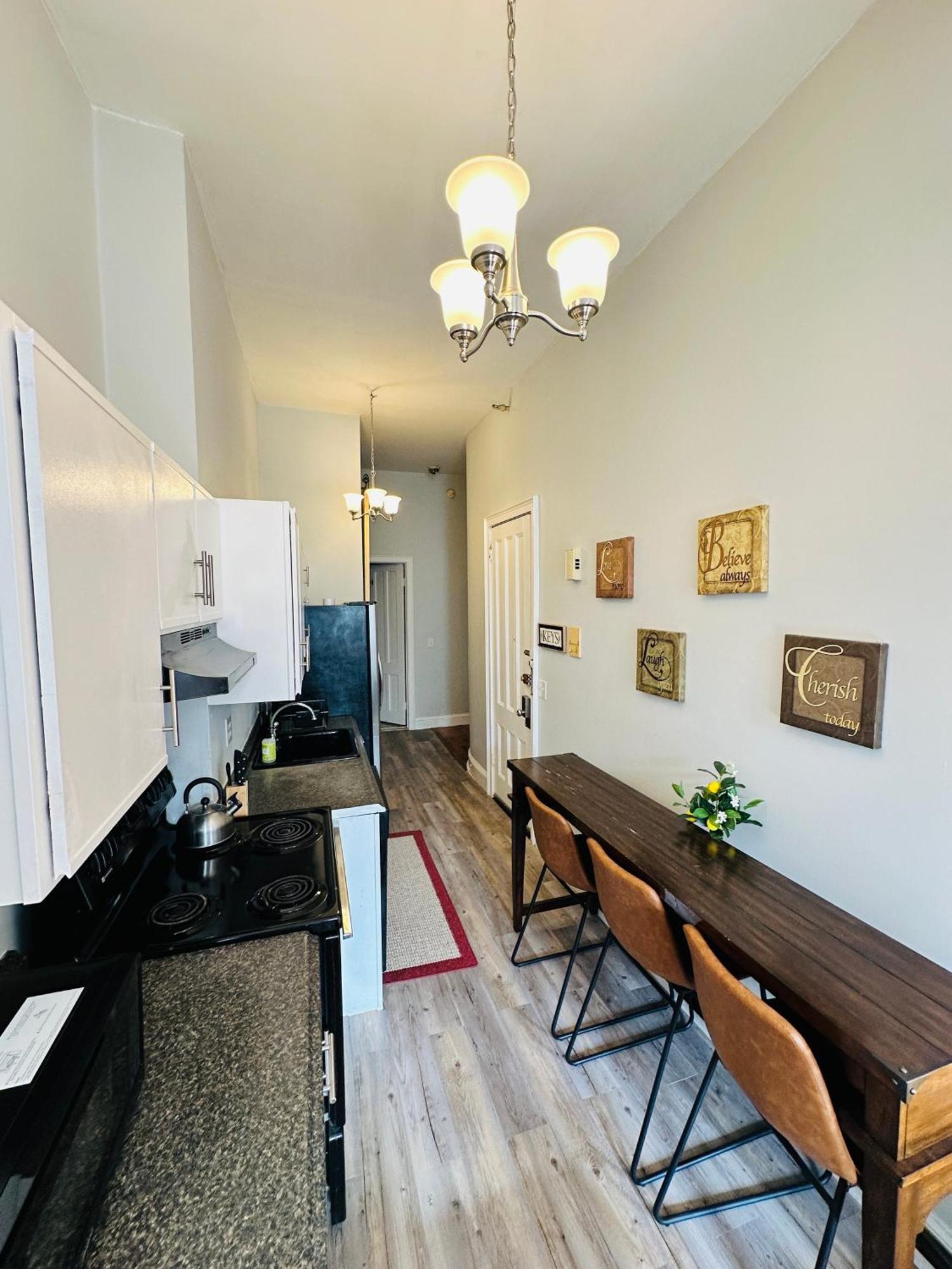 Charming, Stylish 2nd Floor Downtown Albany