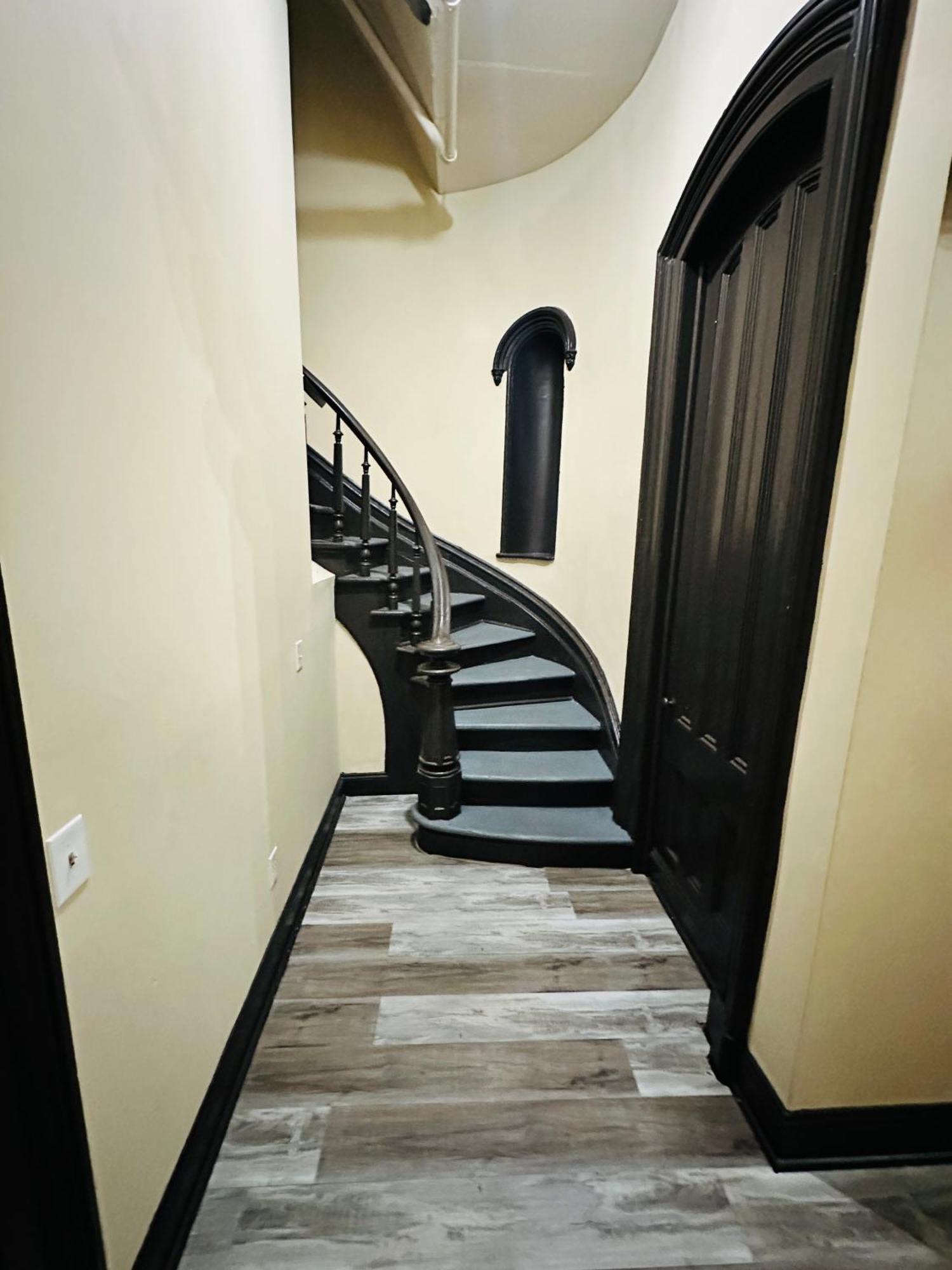 Charming, Stylish 2nd Floor Downtown Apartment *