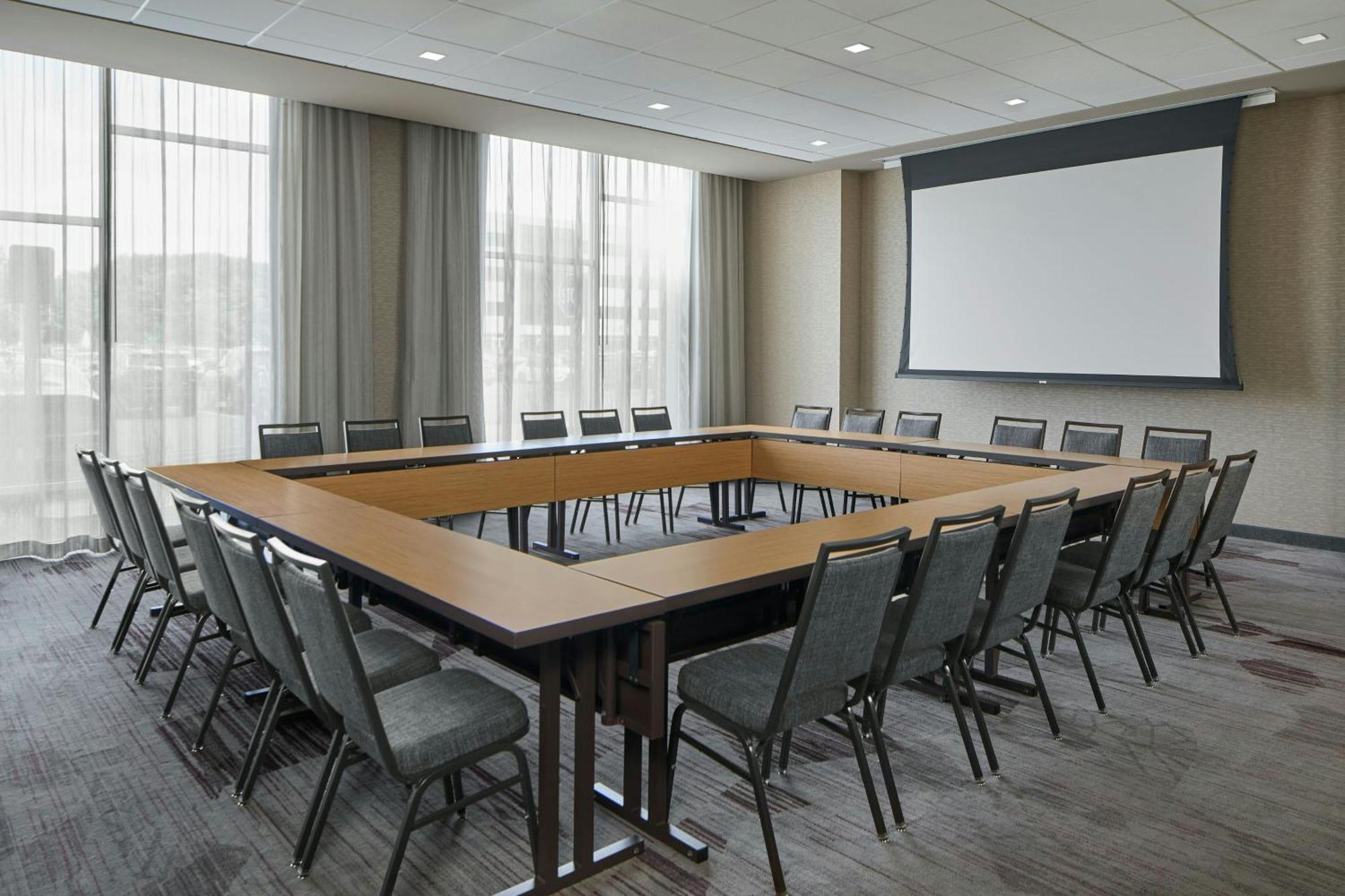 Courtyard By Marriott Airport Hotel