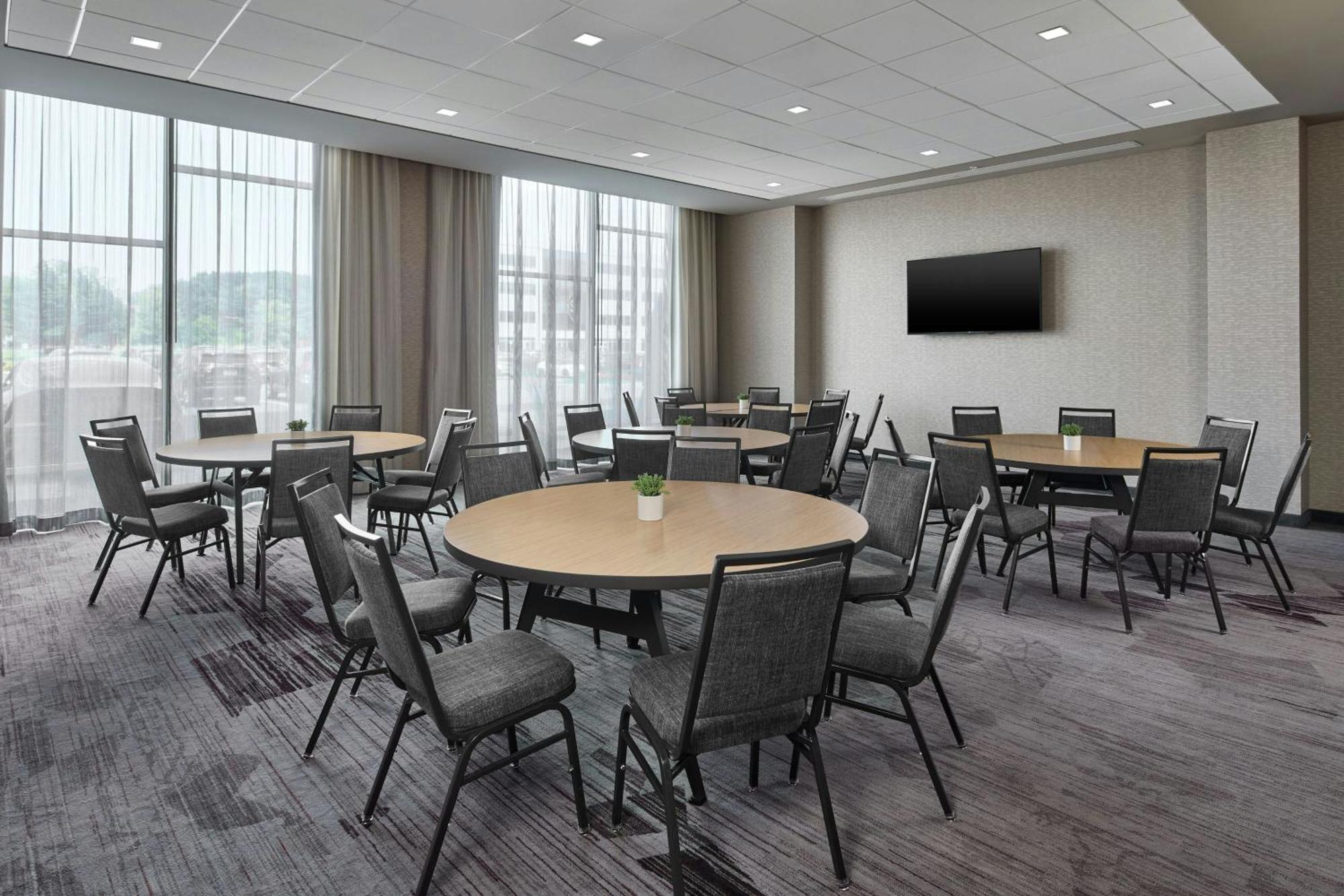 Courtyard By Marriott Airport Hotel 3*